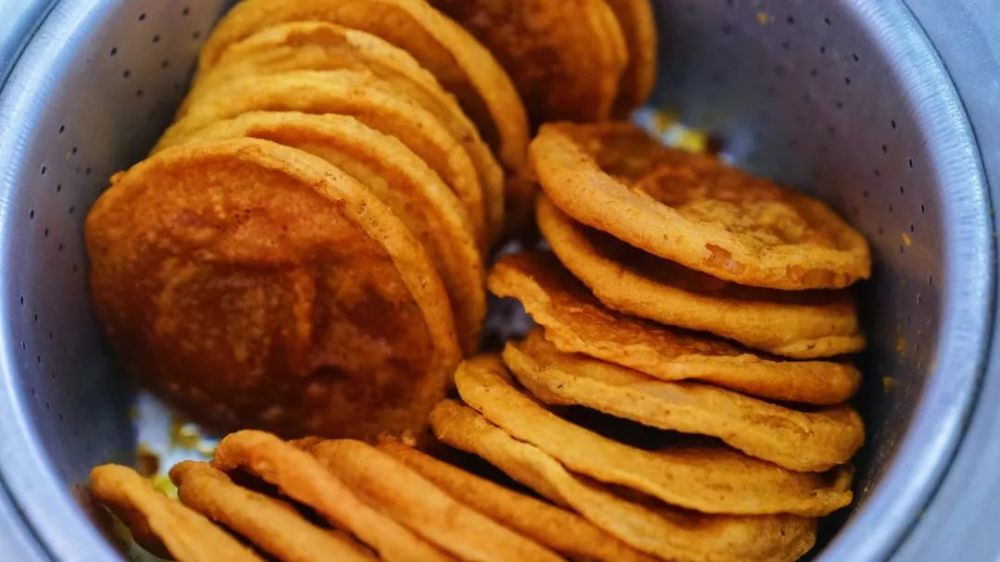 「加了油干儿,人均11元,价格合适不踩雷~」"老板,小份牛肉米粉和小份