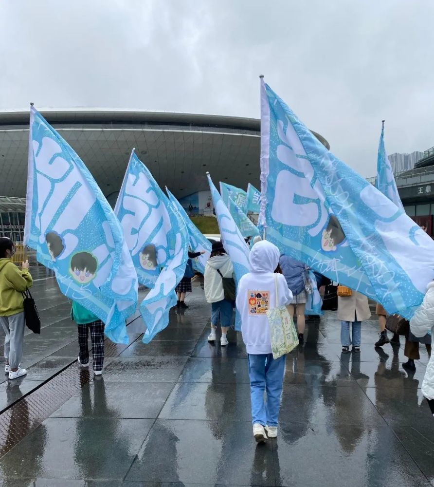 微博之夜粉絲應援暴露明星人氣張藝興粉壕氣熱巴不愧是女頂流