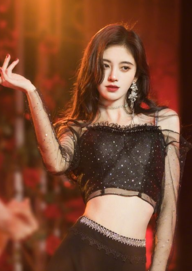 鞠婧祎出席微博之夜却被腰细抢镜了这才是对女团身材的尊重