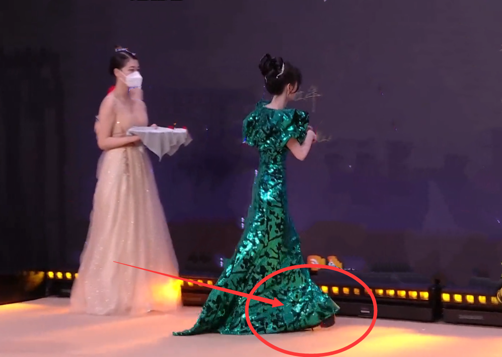 而鞠婧祎踩着这样高的鞋子,走在红毯上也依旧自如,让大家表示很佩服