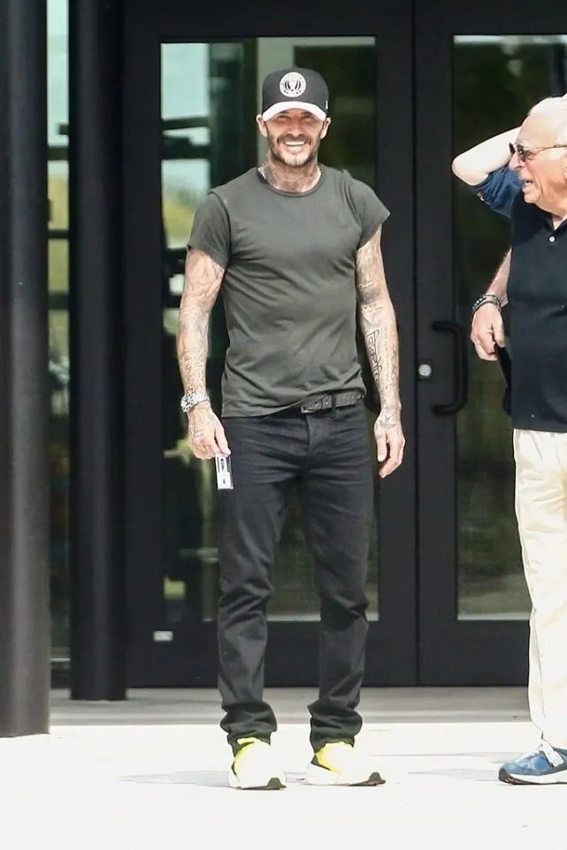 46岁贝克汉姆近照,身穿卫衣潮流范十足,络腮胡造型满屏男人味_腾讯