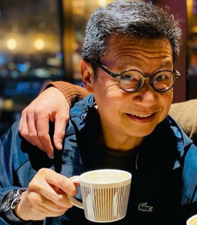 "反派专业户"郑子诚罕露面,57岁越老越面善,与妻子罕秀恩爱_腾讯新闻