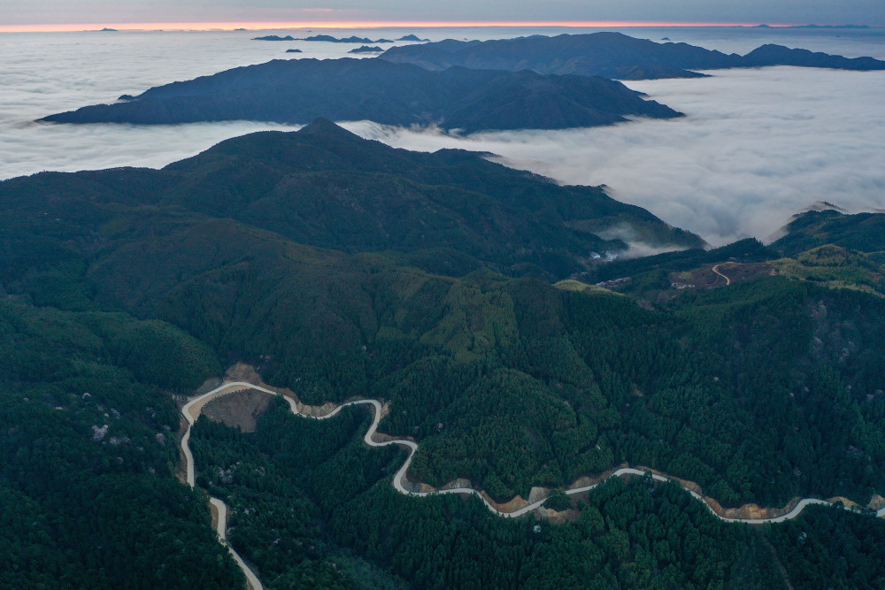 (美丽中国)浙江景宁:云端山路美如画 连通畲乡客自来