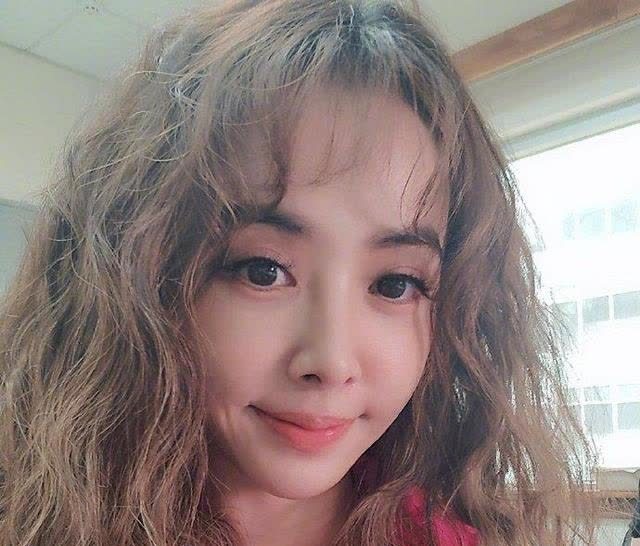 39岁蔡依林换新发型,一头羊毛卷长发可爱又减龄