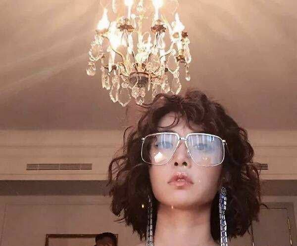 39岁蔡依林换新发型一头羊毛卷长发可爱又减龄