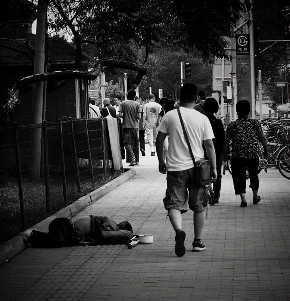 中国冷漠社会的开始,以前那种谁路上遇到困难了,总会有人愿意伸手帮一