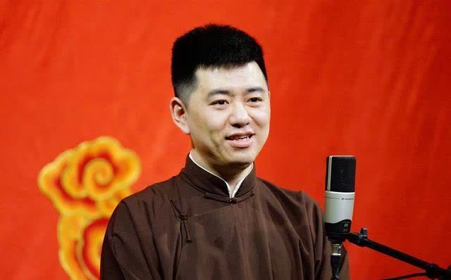 德云社冯照洋做手工划伤手,被粉丝安慰,学岳云鹏做针线活多好