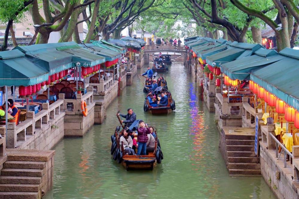 它的主要建築景觀有明清街,同裡溼地公園等,在美食文化上則有襪底酥