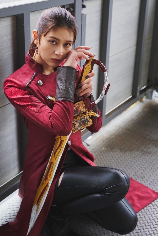 假面骑士圣刃 神代玲花角色写真公开 又美又飒的女骑士 腾讯新闻