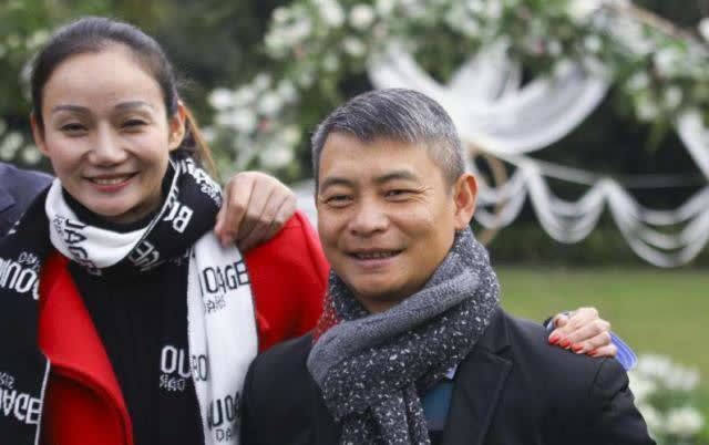 体操冠军李大双娶演员,李小双娶歌手,头发已白,至今膝下无子_腾讯新闻