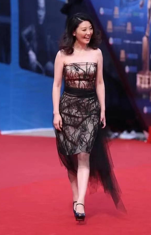 53岁徐帆难得高调秀身材一袭抹胸连衣裙优雅温柔女神范十足