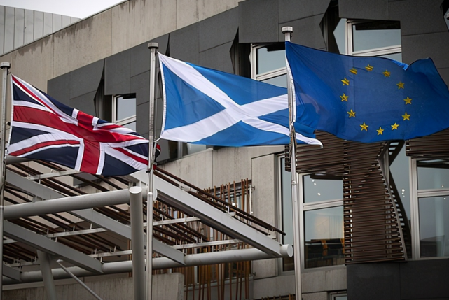 因为不甘心,欧盟旗帜重新飘扬在英国领土上!