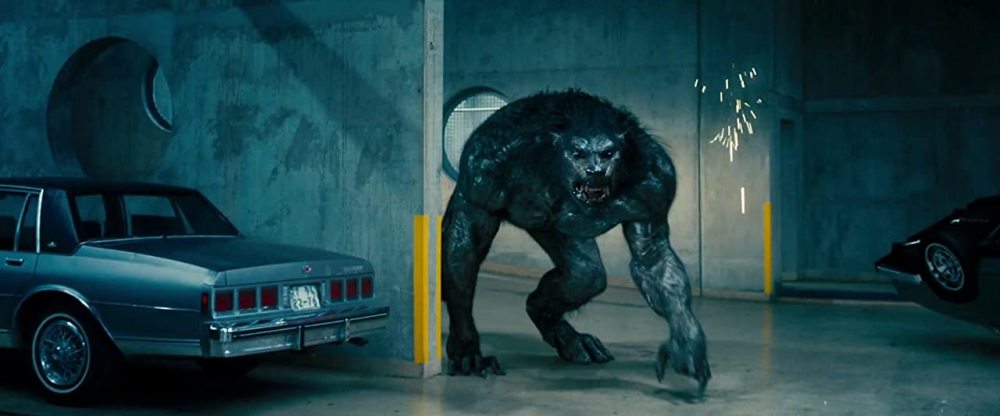 而且最后发现是狼人渗入人类政府机构,指挥人类武力扑杀吸血鬼,还是