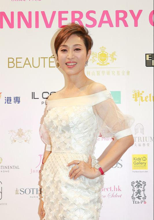 陈法蓉真有贵妇范超短发搭配白色连衣裙漂亮大气高贵又优雅