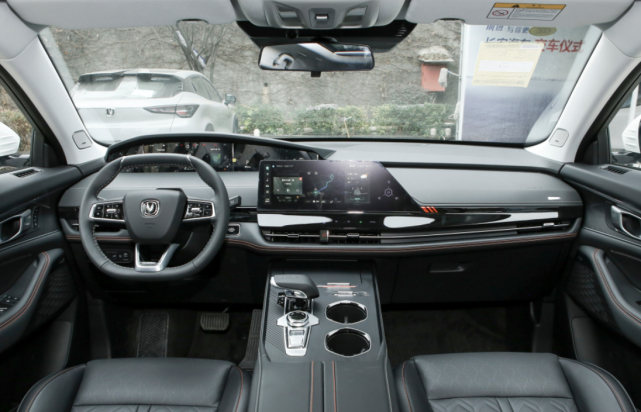 内饰上,长安uni-k同样能让人眼前一亮,不规则的中控台设计十分特别,前