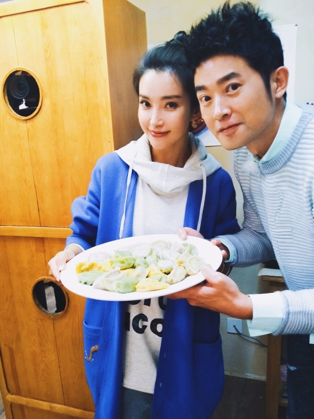 任泉晒李冰冰48岁庆生照脸僵硬似乎更显老任泉还很帅气自然