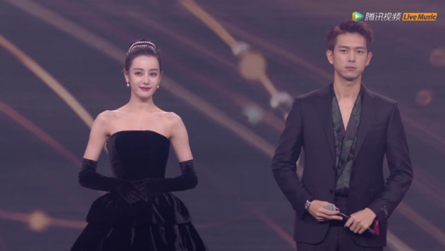 李现迪丽热巴再跳春晚舞蹈小表情太甜了