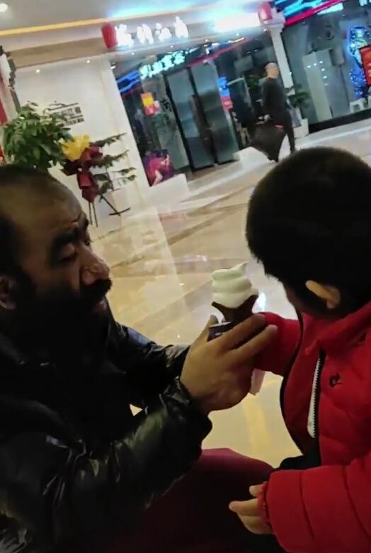 中国第一毛孩于震寰带儿子逛街儿子五官神复制爸爸浑身长满毛发