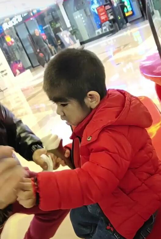 "中国第一毛孩"于震寰带儿子逛街,儿子五官神复制爸爸,浑身长满毛发