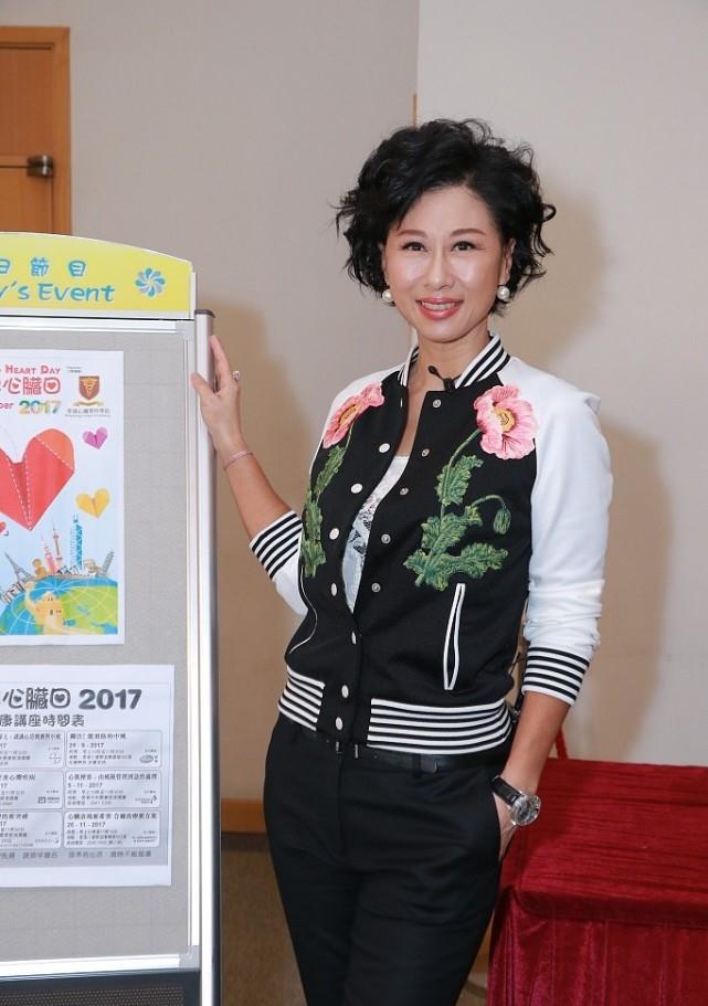 叶倩文可不得了!59岁了还依然年轻貌美,穿棒球服搭九分裤很洋气