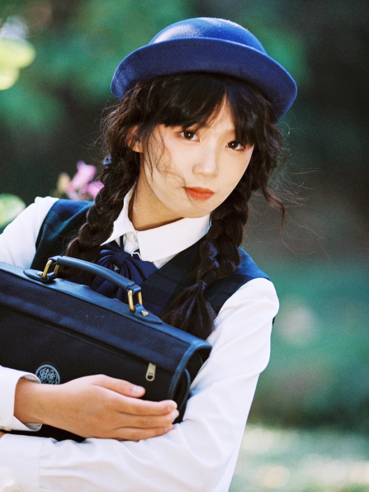 jk制服复古扎麻花辫的少女