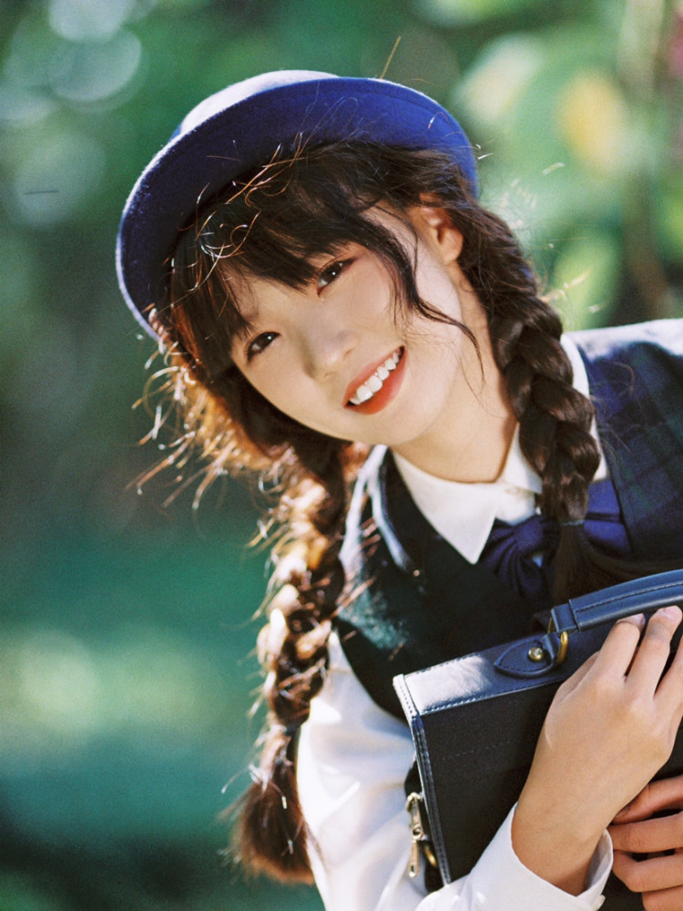 jk制服复古扎麻花辫的少女