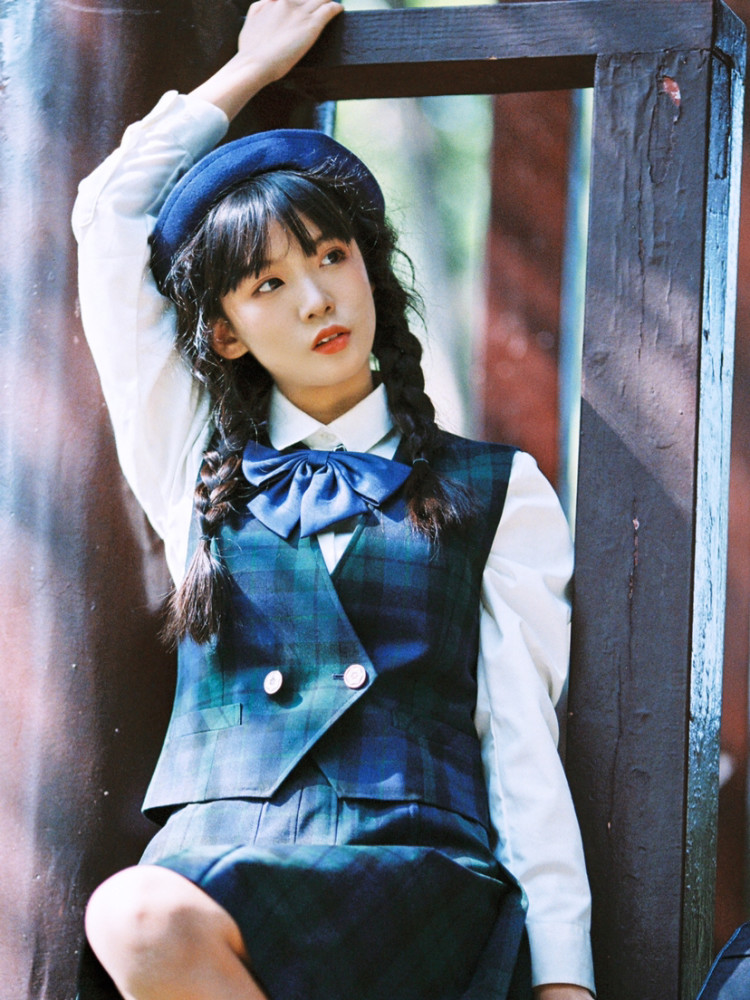 jk制服复古扎麻花辫的少女