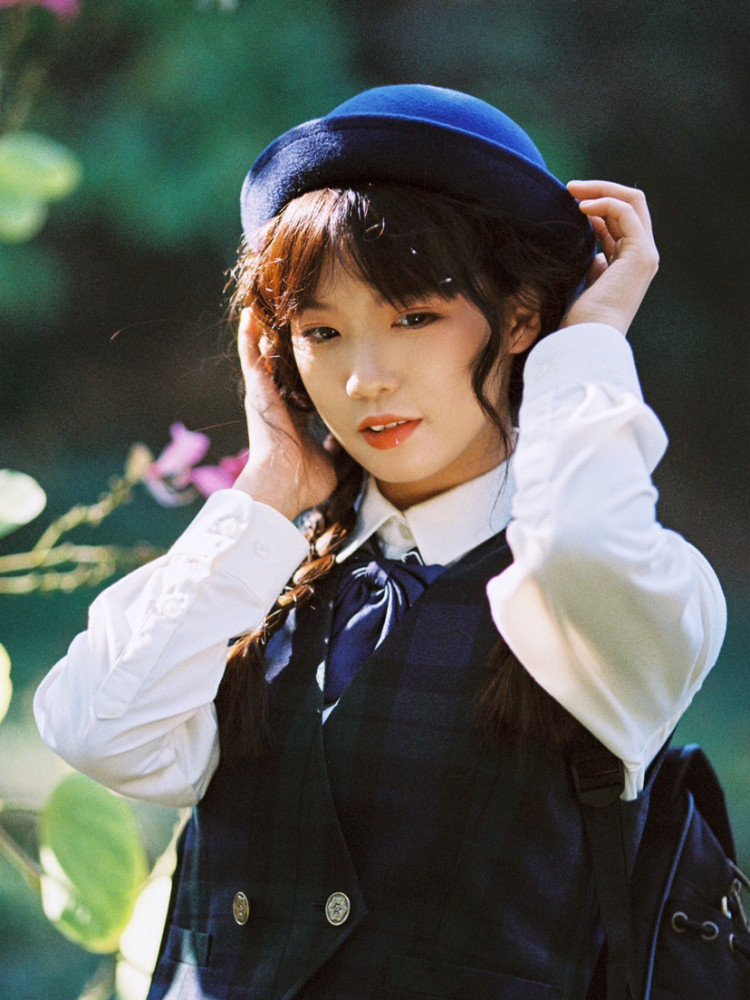 jk制服复古扎麻花辫的少女