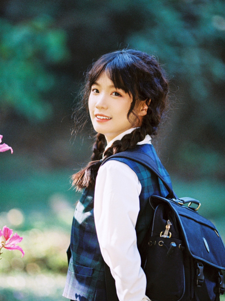 jk制服复古扎麻花辫的少女