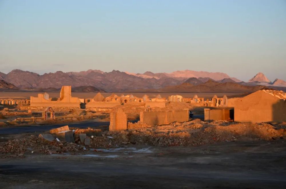 青海戈壁滩发现一个无人小镇曾经居住着几万人号称西北小香港