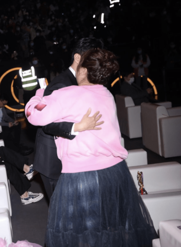 众星齐聚盛典后台肖战拥抱贾玲归国四子三缺一