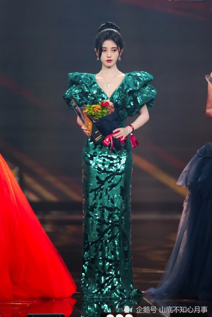 鞠婧祎墨绿珠光鱼尾裙秀蛮腰工作室晒出精修图却被吐槽p过头
