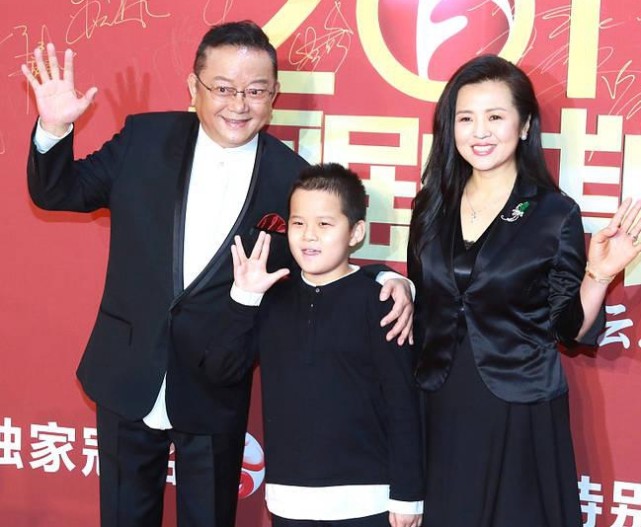 72岁王刚陪嫩妻及12岁儿子跑步一度体力不济太太露素颜气质动人