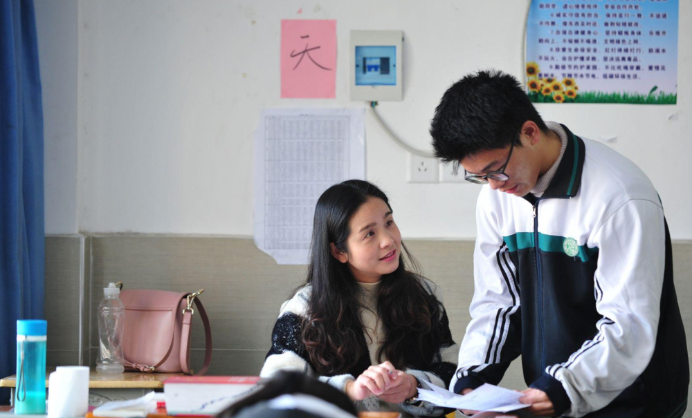 天津这位肖老师至少犯下"三个错误",新型"师生关系"引人深思