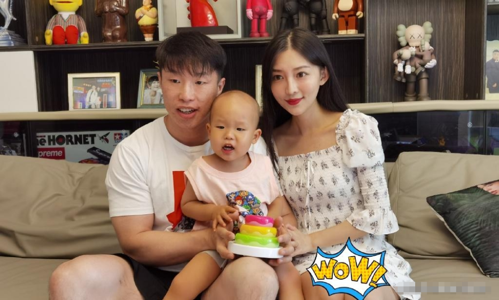 德云社相声演员烧饼晒出全家合照儿子烧麦巧妙躲避妈妈的好基因