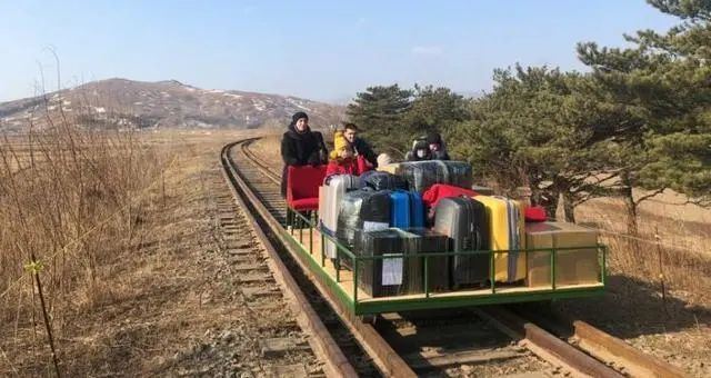 俄罗斯驻朝外交人员乘人力轨道车回国,克里姆林宫官员发表评论