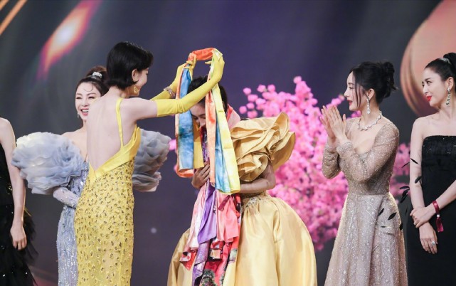 六大当红女星同台争艳,baby大放异彩,倪妮杨幂闭眼,唐嫣站边上很突出