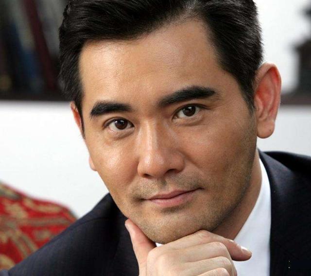 60岁美男子赵文瑄:父母双亡至今单身,与哥哥一家相依为命