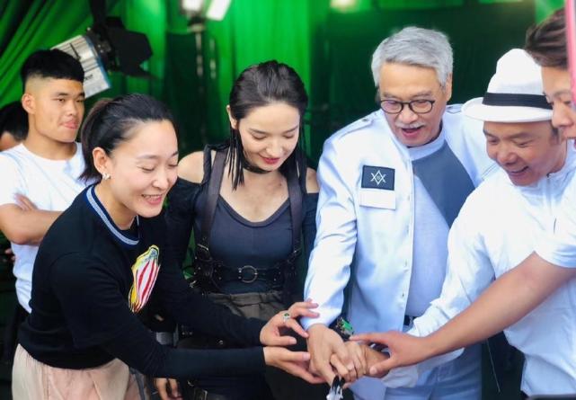 多位明星晒与吴孟达生前珍贵合影,张张照片面带微笑,乐观又慈祥