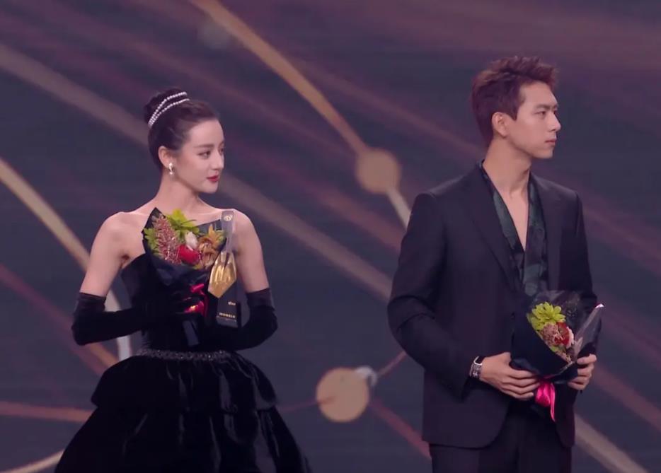 迪丽热巴李现同框气场强,上台领奖像干架,网友喊话:快合作_腾讯新闻