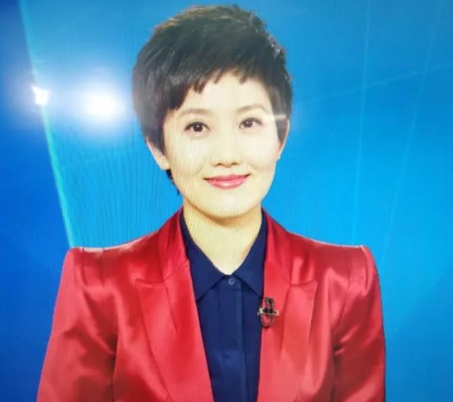 台上同为央视主持台下是夫妻48岁鲁健和42岁郑天亮生活幸福