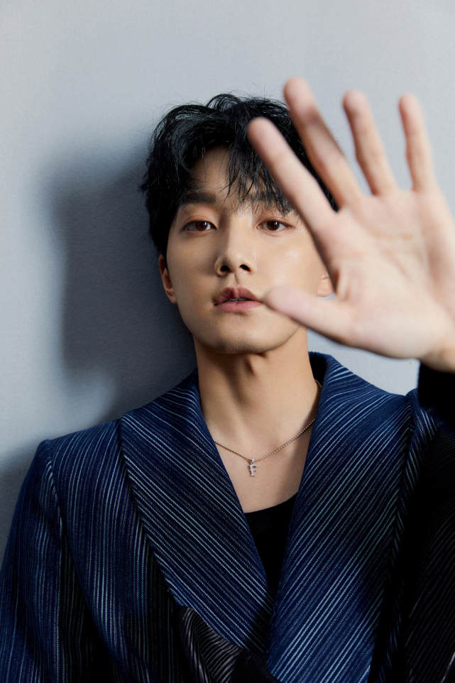 范世錡时尚大片曝光经典有型堪比西装衣架