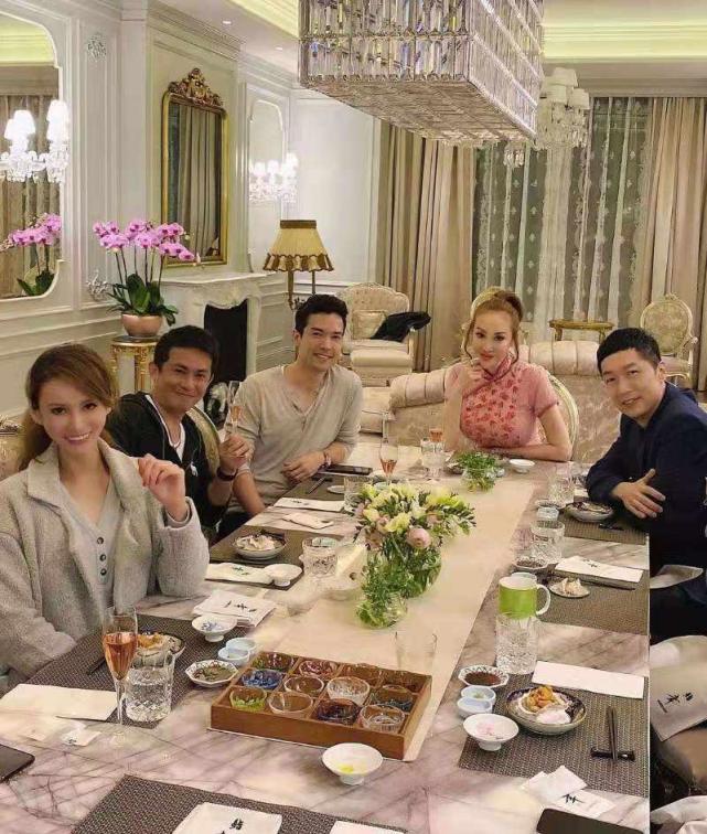 薛芷伦亿元豪宅宴客请马浚伟和郭晶晶闺蜜吃金箔寿司生活奢侈