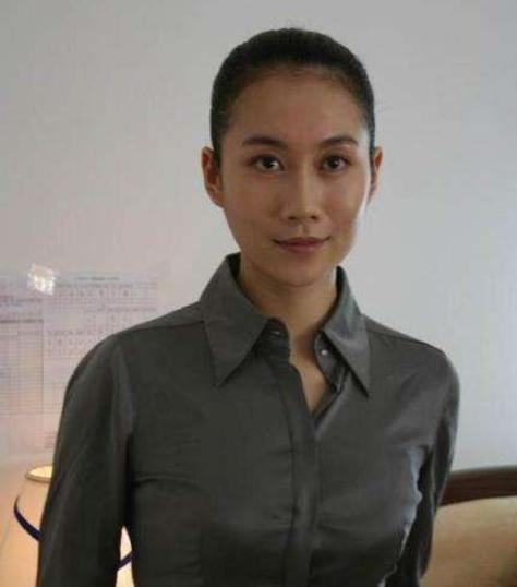 她是海清同学,为走红狠心吃"媚药",今43岁被圈外老公宠成公主