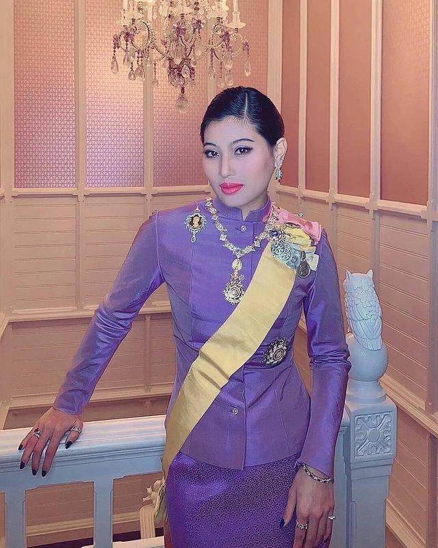 穿露肩羽毛裙比诗妮娜还豪放,太惊艳|余娃希达|泰王|诗妮娜贵妃