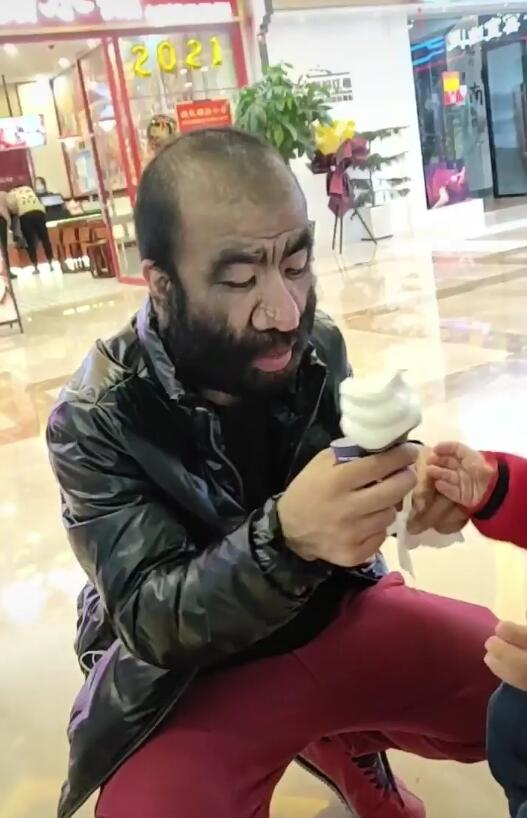 中国第一毛孩于震寰带儿子逛街儿子五官神复制爸爸浑身长满毛发