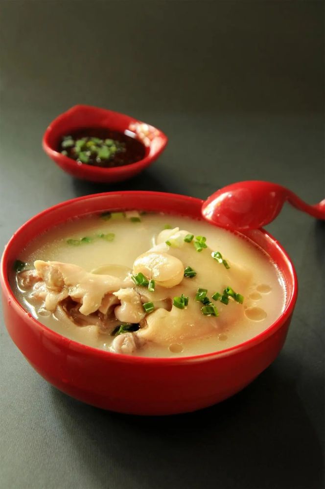 鲜花,餐风饮露,汲日月精华,除观赏之外,还是大自然馈赠给人类的珍馐