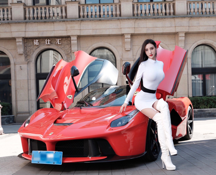 顶尖豪车配顶级美女,耀眼的马王,法拉利拉法_腾讯新闻