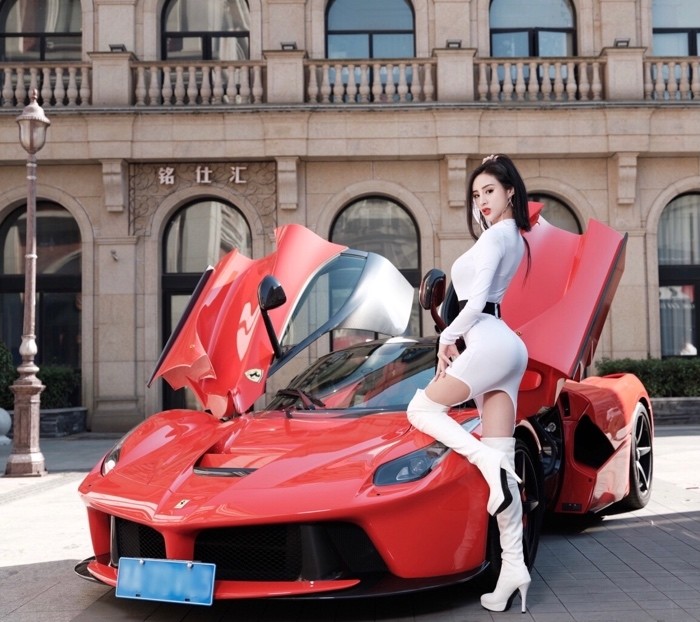 顶尖豪车配顶级美女,耀眼的马王,法拉利拉法_腾讯新闻