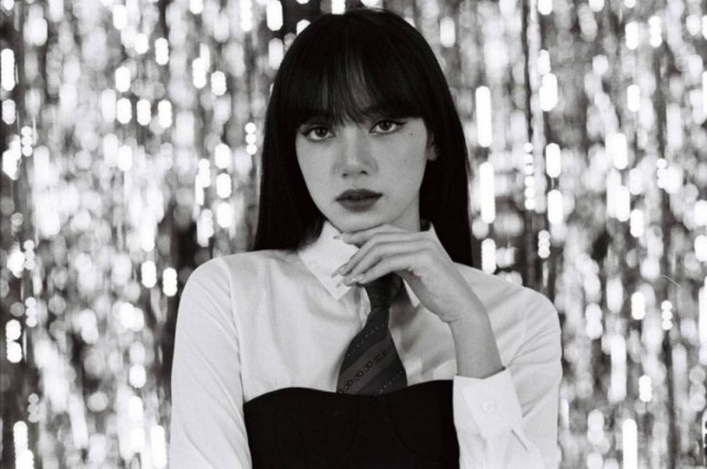 首先来看lisa的ins更新,lisa更新的照片都是黑白色很简约的,不过能